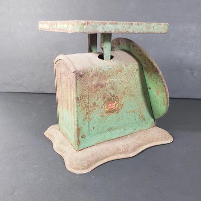 LOT 82: Vintage Kitchen Scale & Coffee Grinder