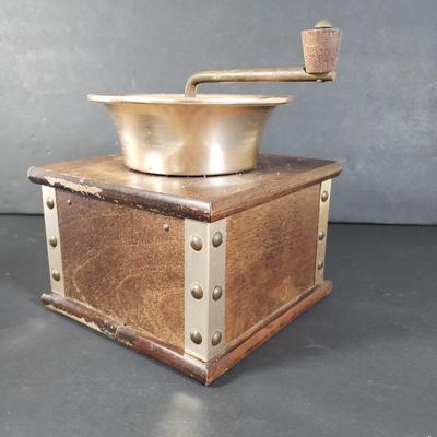 LOT 82: Vintage Kitchen Scale & Coffee Grinder