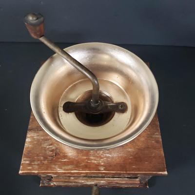 LOT 82: Vintage Kitchen Scale & Coffee Grinder