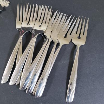 LOT 86: Thor Starlet Starburst Pattern Flatware Stainless Steel