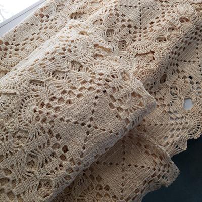 LOT 89X: Beautiful Crocheted Doilies with Norman Rockwell Collection