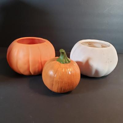 LOT 98X: Vintage Halloween Decor Assortment