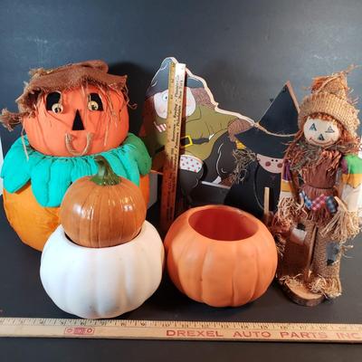 LOT 98X: Vintage Halloween Decor Assortment