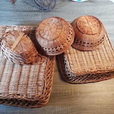 LOT 99X: Pennsylvania Dutch Wall Decor, Washboard, Rug Beater, Basket Collection