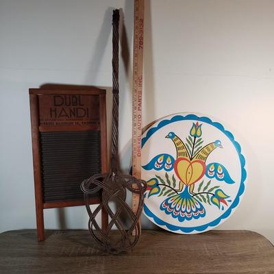 LOT 99X: Pennsylvania Dutch Wall Decor, Washboard, Rug Beater, Basket Collection