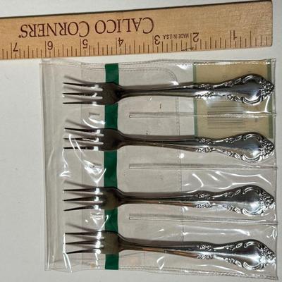 LOT 118D: Estia Gourmet Stainless Steel Cascade Flatware Set