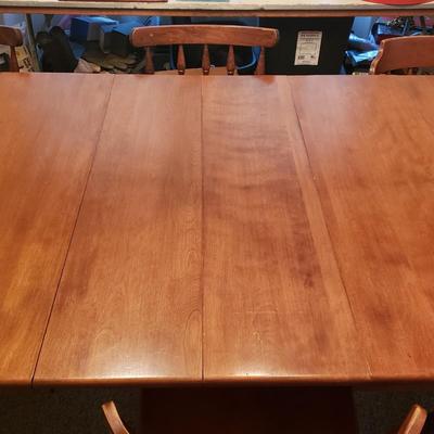 LOT 128D: Vintage Rockport Maple Gateleg Dining Table with 8 Chairs (6 matching)