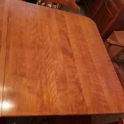 LOT 128D: Vintage Rockport Maple Gateleg Dining Table with 8 Chairs (6 matching)