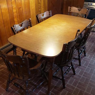 LOT 130K: Vintage Kitchen/Dining Table with 6 Matching Chairs