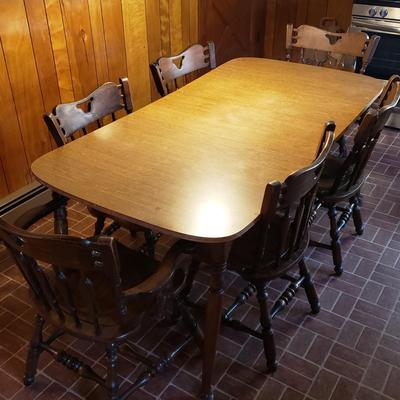LOT 130K: Vintage Kitchen/Dining Table with 6 Matching Chairs