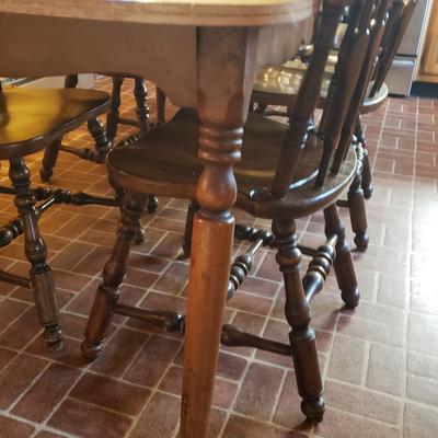 LOT 130K: Vintage Kitchen/Dining Table with 6 Matching Chairs