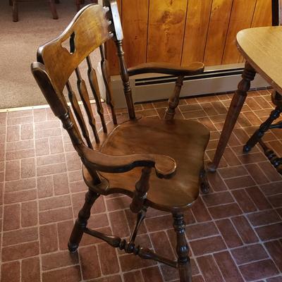 LOT 130K: Vintage Kitchen/Dining Table with 6 Matching Chairs