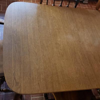 LOT 130K: Vintage Kitchen/Dining Table with 6 Matching Chairs