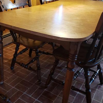 LOT 130K: Vintage Kitchen/Dining Table with 6 Matching Chairs