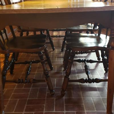 LOT 130K: Vintage Kitchen/Dining Table with 6 Matching Chairs