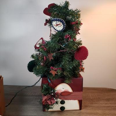 LOT 135X: Vintage Christmas Indoor & Outdoor Decor