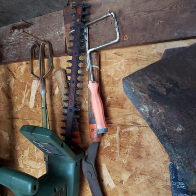 LOT 138S: Assorted Shovels and Garen Tools