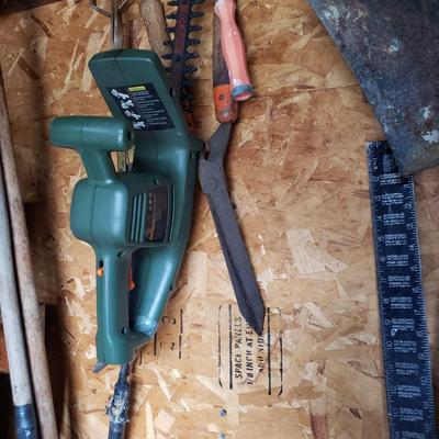 LOT 138S: Assorted Shovels and Garen Tools