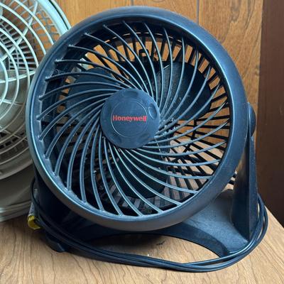 LOT 146D: Whirlwind Lasko & Honehywell Small Electric Fans