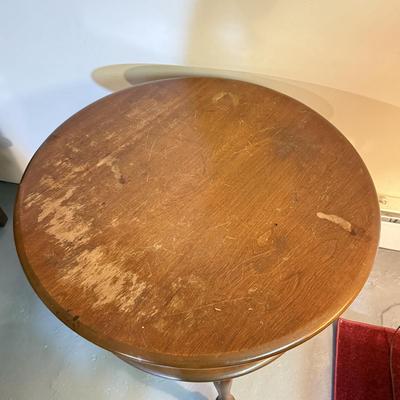 LOT 147B: Vintage Colonial Furniture by Baumritter Lazy Susan Rotating Table w/ Working Brass Lamp