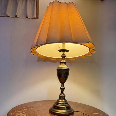 LOT 147B: Vintage Colonial Furniture by Baumritter Lazy Susan Rotating Table w/ Working Brass Lamp