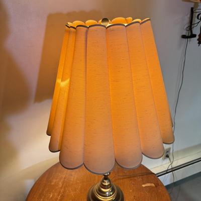 LOT 147B: Vintage Colonial Furniture by Baumritter Lazy Susan Rotating Table w/ Working Brass Lamp