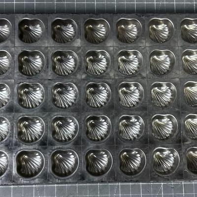 Vintage Shell Pattern Chocolate Mold Tray Candy Truffles 45 shells ~~