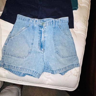 LADIES SHORTS PETITE SIZE 8 SMALL