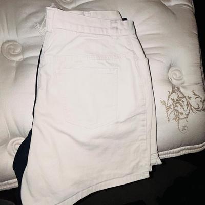 LADIES SHORTS PETITE SIZE 8 SMALL