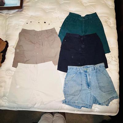 LADIES SHORTS PETITE SIZE 8 SMALL
