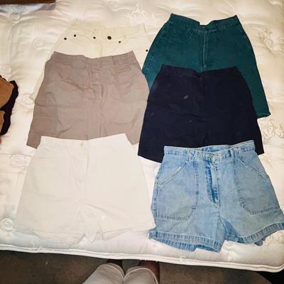 LADIES SHORTS PETITE SIZE 8 SMALL