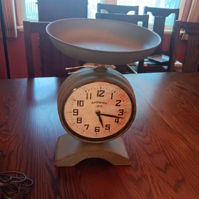 BATTERY OPERATED CLOCK THAT LOOKS LIKE OLD SCALE & A SUPER BABY FEUERHAND LANTERN MADE INTO A LAMP