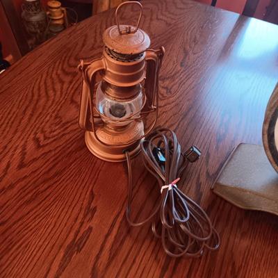 BATTERY OPERATED CLOCK THAT LOOKS LIKE OLD SCALE & A SUPER BABY FEUERHAND LANTERN MADE INTO A LAMP