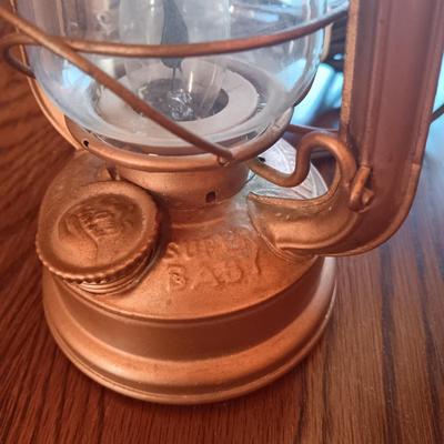 BATTERY OPERATED CLOCK THAT LOOKS LIKE OLD SCALE & A SUPER BABY FEUERHAND LANTERN MADE INTO A LAMP