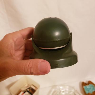 Vintage Ash Trays and Matches (B2-KD)