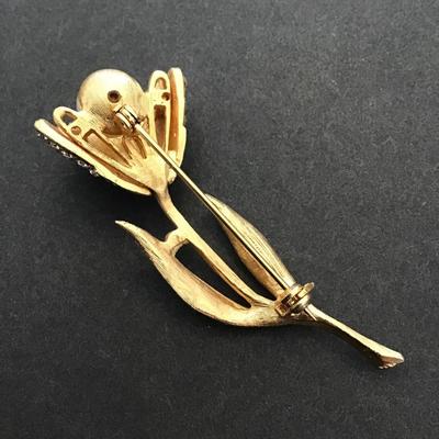 Beautiful, gold tone Lapel pin brooch with rhinestone and pearl