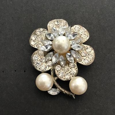 Very nice vintage SilverTone brooch with rhinestones and pearls