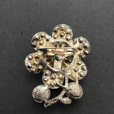 Very nice vintage SilverTone brooch with rhinestones and pearls