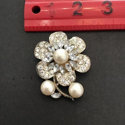 Very nice vintage SilverTone brooch with rhinestones and pearls