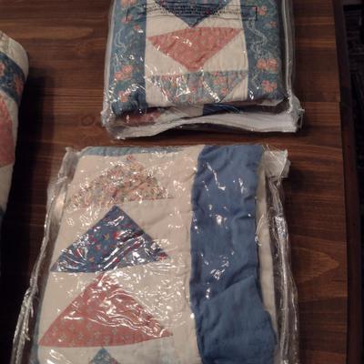 Arch Quilt with Two Shams- Approx 82" x 81"