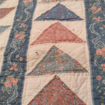 Arch Quilt with Two Shams- Approx 82" x 81"