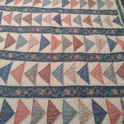 Arch Quilt with Two Shams- Approx 82" x 81"
