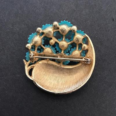 Very nice vintage SilverTone white wash, floral brooch