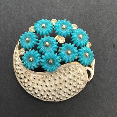 Very nice vintage SilverTone white wash, floral brooch