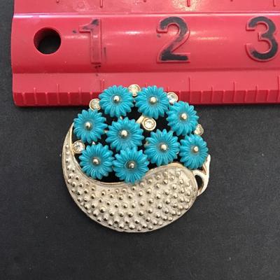 Very nice vintage SilverTone white wash, floral brooch