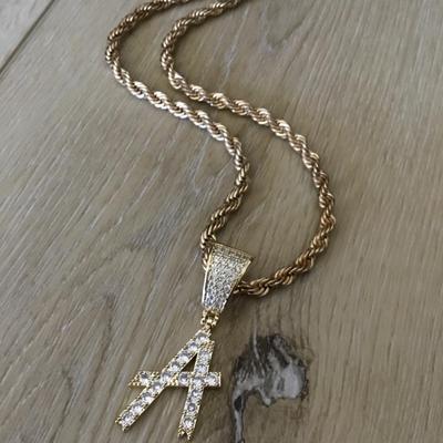 Beautiful gold tone chunky necklace