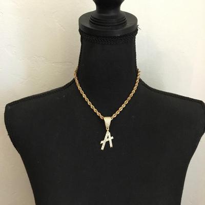 Beautiful gold tone chunky necklace
