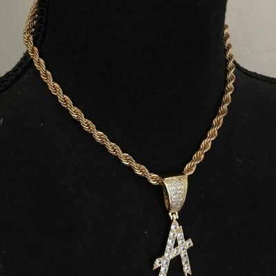 Beautiful gold tone chunky necklace