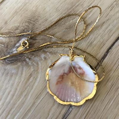 Beautiful vintage sea shell pendant necklace gold tone very pretty