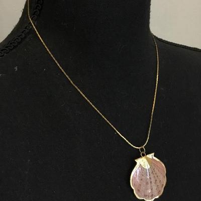 Beautiful vintage sea shell pendant necklace gold tone very pretty
